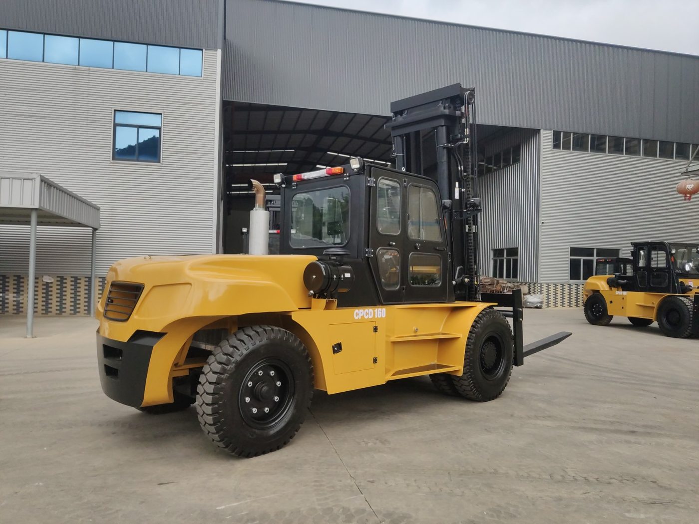 Grúa horquilla 16 toneladas CPCD160 · motor Cummins de IPM Rental en terreno