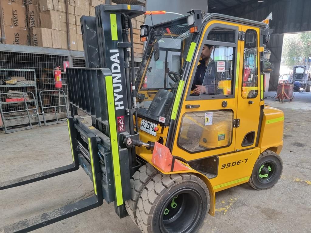 Grúa horquilla 3,5 toneladas CAT / Hyundai / Luigong de IPM Rental en terreno