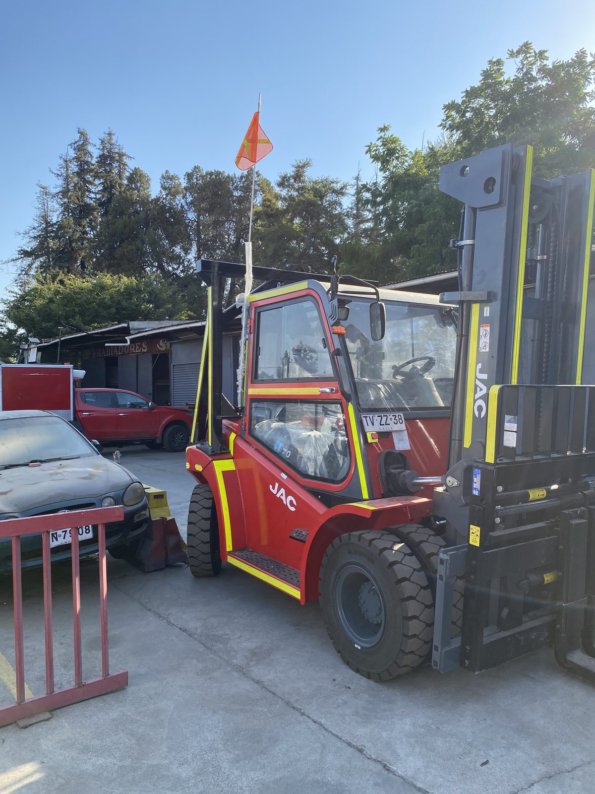 Grúa horquilla 7 toneladas JAC (motor Isuzu) de IPM Rental en terreno